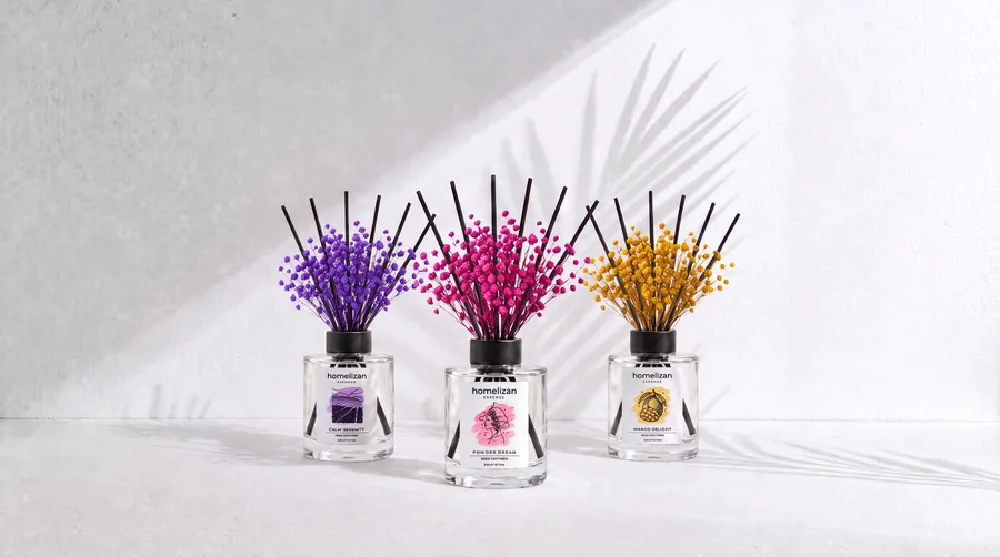 Üç Homelizan Essence çubuklu oda kokusu yan yana: Calm Serenity, Powder Dream ve Mango Delight